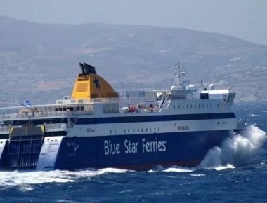 Bίντεο: Πελώρια κύματα «καταπίνουν» το Blue Star Naxos - H άγρια θαλασσοταραχή το σφυροκοπούσε